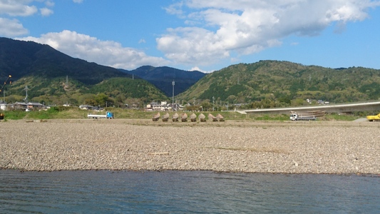 �T���s�̏�D��Ί݂ɂđҋ@���̑D